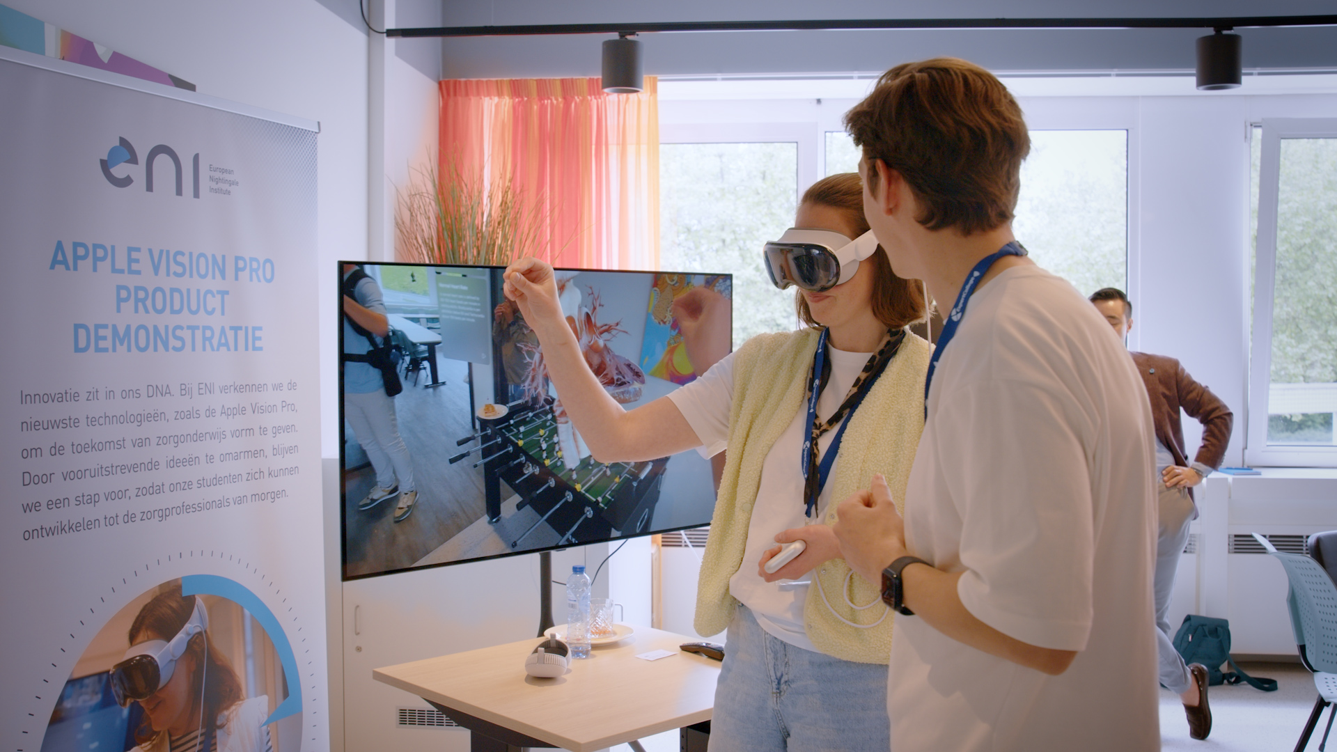 Deelnemers proberen tijdens een demo een Apple Vision Pro uit