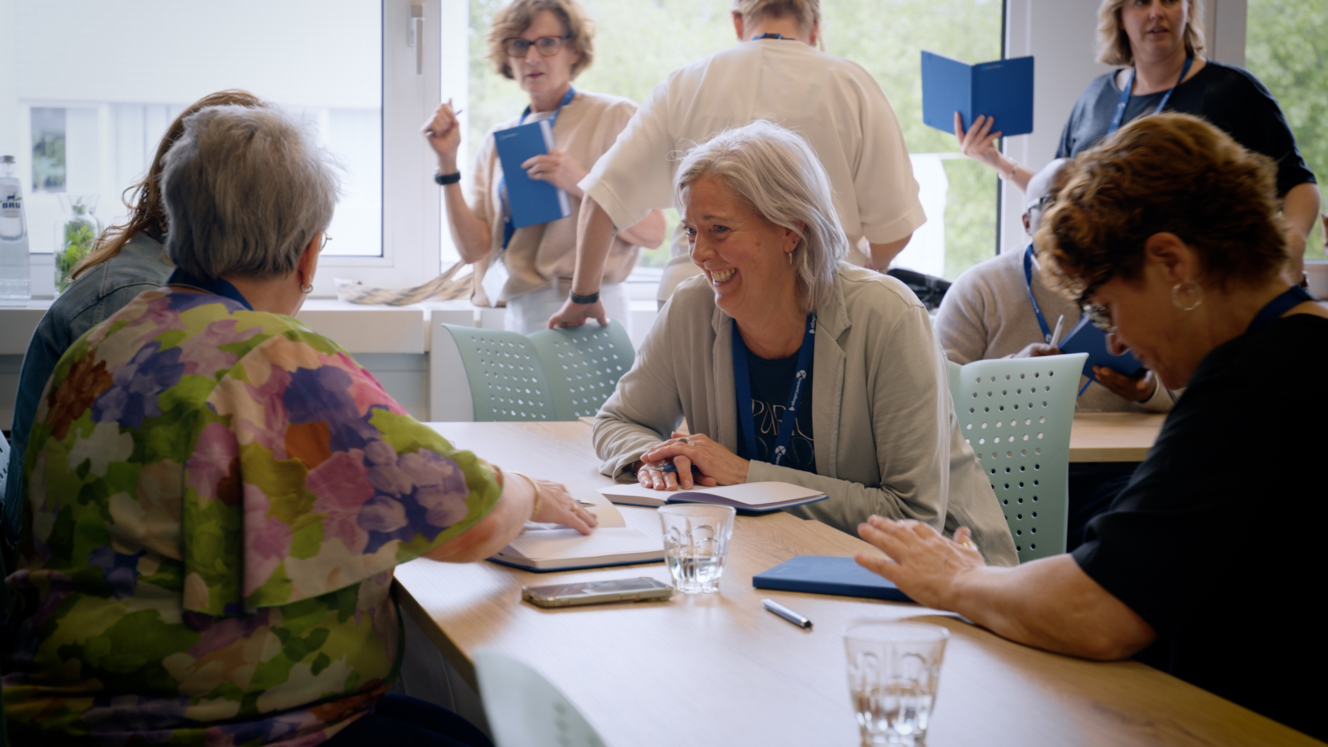 Docenten in gesprek aan een tafel tijdens een werksessie