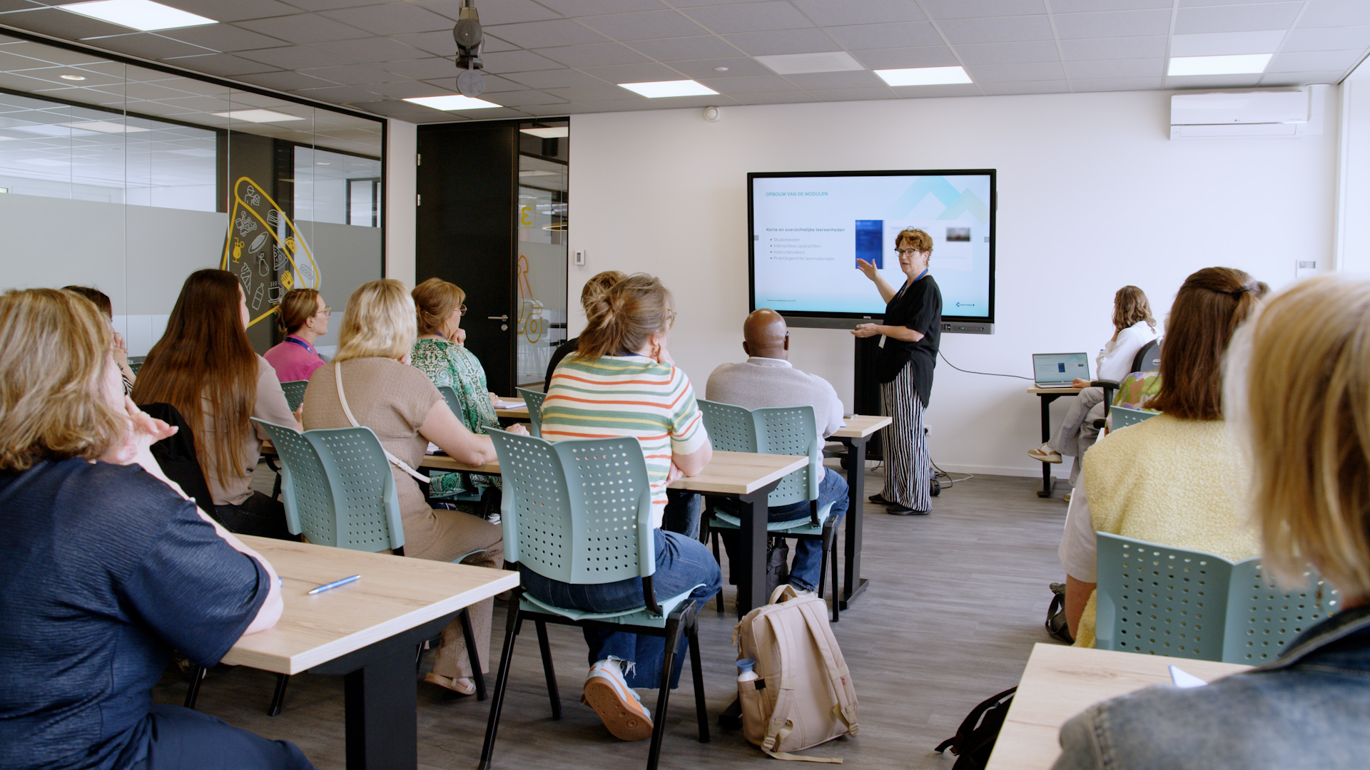 Docenten volgen een korte sessie in een leslokaal
